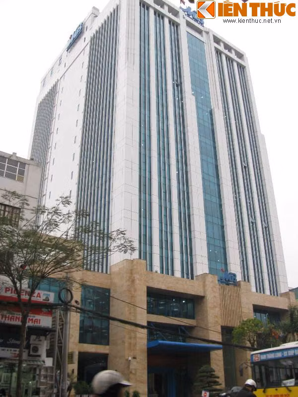 Trụ sở Ngân hàng TMCP Quân đội (MBBank) tọa lạc tại tòa nhà số 21 Cát Linh (quận Đống Đa). Tòa nhà có diện tích 1.000 m2 với vốn đầu tư 200 tỷ đồng, đưa vào sử dụng từ tháng 4/2011.