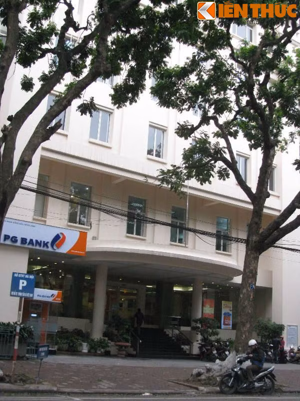 Ngân hàng TMCP Xăng dầu (PG Bank) Chi nhánh Hà Nội cũng không kém cạnh khi đặt trụ sở to uỳnh tại số 11 Trần Hưng Đạo. Trụ sở có mặt bằng rộng với tổng diện tích 900 m2 được thiết kế với không gian mở, hiện đại, tạo cảm giác thân thiện và thoải mái cho khách hàng khi đến giao dịch.