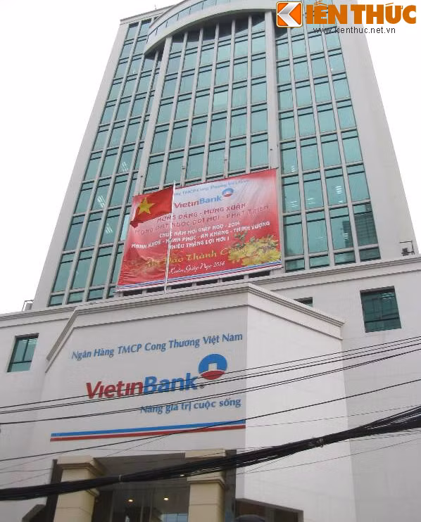 Con phố Trần Hưng Đạo (quận Hoàn Kiếm, Hà Nội) là địa điểm mà nhiều ngân hàng chọn đặt trụ sở nhất. Trụ sở Ngân hàng TMCP Công thương Việt Nam (Vietinbank) tọa lạc tại số 108 Trần Hưng Đạo khang trang và đẹp mắt. Tuy nhiên, lãnh đạo Vietinbank vẫn cho rằng trụ sở này còn nhỏ hẹp, chật chội, chưa xứng tầm với ngân hàng. Hiện Vietinbank đang xây dựng trụ sở mới tại khu đô thị Ciputra với vốn đầu tư 10.000 tỷ đồng.