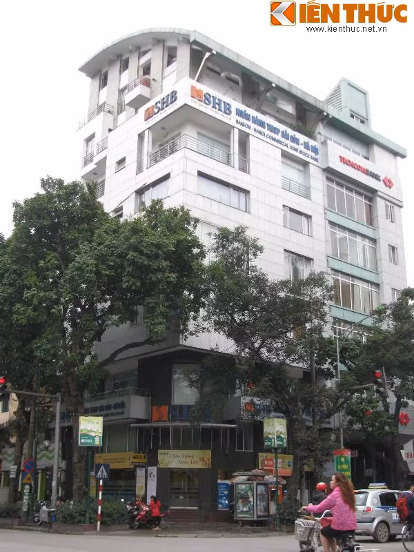 Trụ sở Ngân hàng TMCP Sài Gòn - Hà Nội (SHB) nằm tại số 77 Trần Hưng Đạo, được khai trương từ tháng 9/2008.