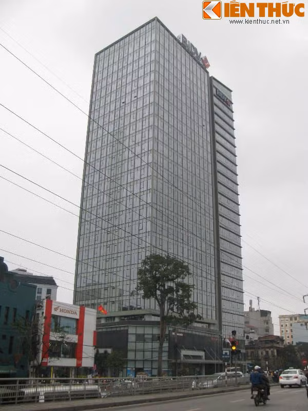 Không kém cạnh là trụ sở Ngân hàng TMCP Đầu tư và Phát triển Việt Nam (BIDV) đặt tại số 35 Hàng Vôi (quận Hoàn Kiếm) với tòa nhà chót vót.