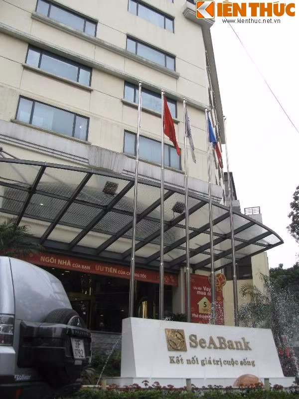 Trụ sở của Ngân hàng TMCP Đông Nam Á (SeABank) cũng hoành tráng tại số 25 Trần Hưng Đạo.