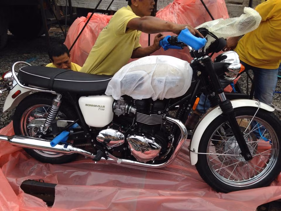 Triumph Bonneville T100 với thiết kế cổ điển nhưng đầy uy lực. Xe sở hữu động cơ DOHC 865cc, phun xăng đa điểm tuần tự, làm mát bằng không khí, 2 xi-lanh đặt song song.