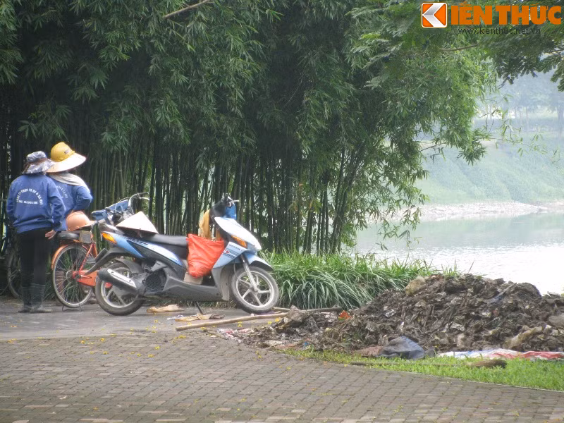 Có lẽ những người mà du khách bắt gặp nhiều nhất ở đây là nhân viên vệ sinh và nhân viên an ninh. Bà Hồng, công nhân vệ sinh ở đây cho hay, ngày thường thì công viên dường như chỉ toàn nhân viên, khách lèo tèo vài người thôi. May chăng cuối tuần thì lượng khách đến đông hơn nhưng cùng lắm cũng chỉ vài chục người.