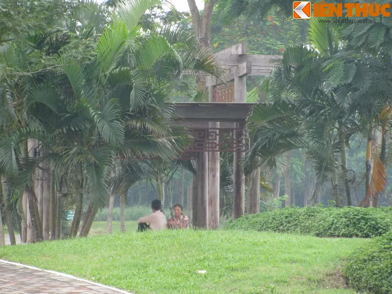 Chị Nguyễn Thu (sinh viên Đại học Thăng Long) cho biết, đây là lần đầu tiên chị đến Công viên Yên Sở vì nghe nói công viên rộng và đẹp. Nhưng đến đây thì chị thất vọng vì "công viên gì vắng như chùa Bà Đanh". Ảnh: Những vị khách hiếm hoi dạo chơi ở công viên này.