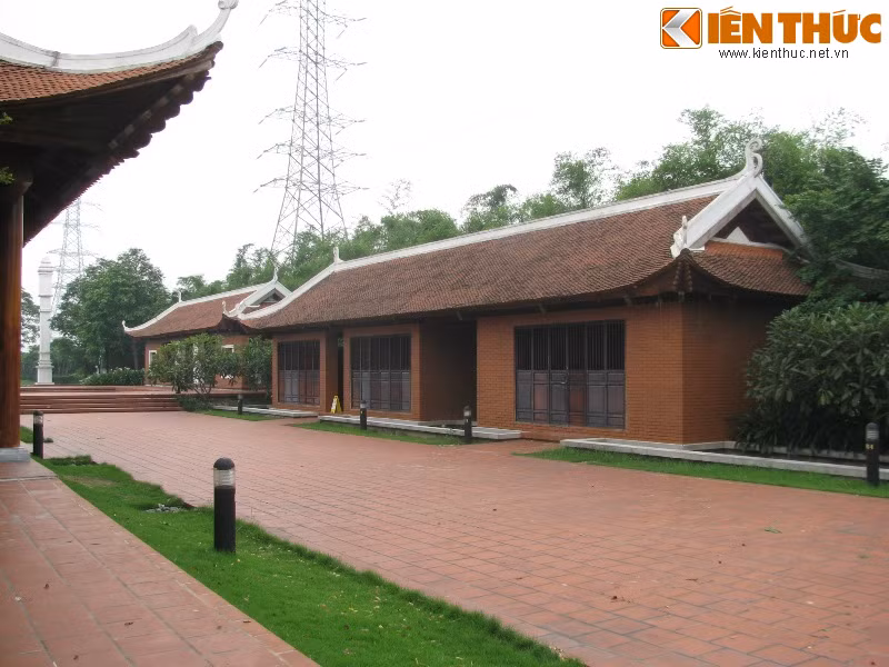 Các dãy nhà dịch vụ hoặc dựng biển "khu vực không phận sự cấm vào" hoặc chăng dây cảnh báo. Dịch vụ chưa được khai thác cũng khiến du khách ít ngó ngàng đến công viên này.