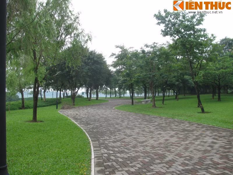 Đến với công viên Yên Sở vào một ngày nắng đẹp nhưng lượng khách chỉ vẻn vẹn đếm trên đầu ngón tay. Cả một không gian rộng lớn xanh ngát với những lối đi nên thơ nhưng vắng bóng người. Lối đi bộ dài khoảng 4 km cũng khiến khách tham quan nản lòng.