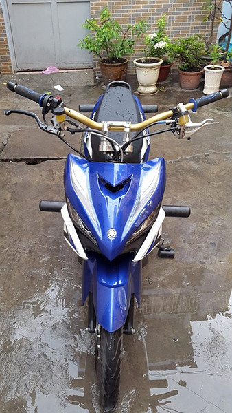 Đầu đèn pha và đồng hồ đã được loại bỏ hoàn toàn. Đây cũng là một trong những cách làm giảm trọng lượng đầu xe, giúp chủ nhân có những pha bốc đầu xe đơn giản và đẹp mắt.