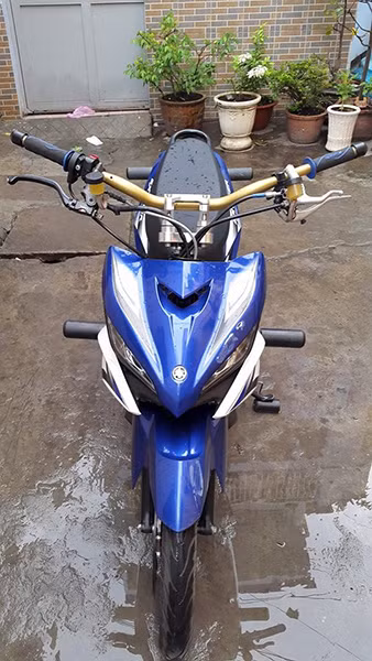 Đầu đèn pha và đồng hồ đã được loại bỏ hoàn toàn. Đây cũng là một trong những cách làm giảm trọng lượng đầu xe, giúp chủ nhân có những pha bốc đầu xe đơn giản và đẹp mắt.