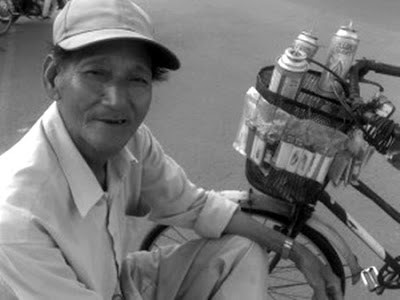 Hình ảnh người thợ chở những bình gas mini kèm theo mấy chục chiếc bật lửa rong ruổi trên các con phố hay hẻm nhỏ quen thuộc với nhiều người. Lúc trước, khi hột quẹt hết gas, người dân còn giữ lại nhờ thợ bơm cho đầy trở lại với giá 500 - 1.000 đồng/lần. Tuy nhiên, dần dà, nghề này mai một và mất hẳn vì nguy hiểm do mặt hàng này không có “bảo hành” nếu xảy ra tai nạn, hỏa hoạn. Bên cạnh đó, các loại bật lửa, hột quẹt giá rẻ nở rộ cũng khiến cho nghề này mất dần. Hình ảnh người thợ chở những bình gas mini kèm theo mấy chục chiếc bật lửa rong ruổi trên các con phố hay hẻm nhỏ quen thuộc với nhiều người. Lúc trước, khi hột quẹt hết gas, người dân còn giữ lại nhờ thợ bơm cho đầy trở lại với giá 500 - 1.000 đồng/lần. Tuy nhiên, dần dà, nghề này mai một và mất hẳn vì nguy hiểm do mặt hàng này không có “bảo hành” nếu xảy ra tai nạn, hỏa hoạn. Bên cạnh đó, các loại bật lửa, hột quẹt giá rẻ nở rộ cũng khiến cho nghề này mất dần.