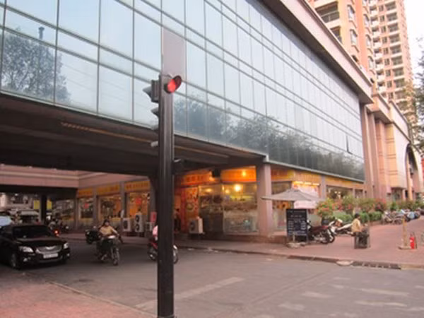 Con đường Đỗ Ngọc Thạnh xẻ dọc khu B và C mà theo đồn đoán là “vết đục” khiến "con thuyền" Thuận Kiều Plaza bị đắm.