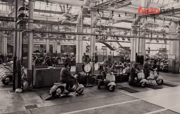 Hình ảnh nhà máy Vespa của thế kỉ trước.