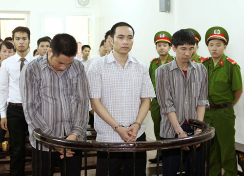 Các bị cáo tại tòa. Ảnh: Báo Tin tức.