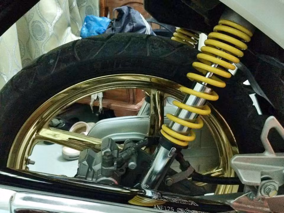 Cận cảnh dàn chân sau của xe. Nhiều thành viên diễn đàn xe máy cho rằng chủ nhân chiếc xe này khá chịu chơi khi mạ vàng mâm xe. Được biết, chiếc Future đã chạy khoảng 3.000 km và đang được rao bán với giá tối thiểu 35 triệu đồng. Nguồn ảnh: Chợ VNRCB