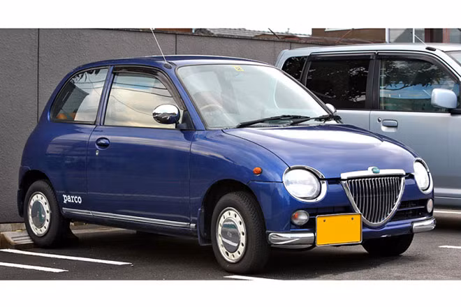 Daihatsu Opti với miệng cười lớn.