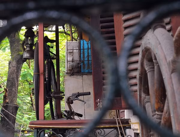 Vốn xuất thân là một thợ cơ khí, anh Vinh có điều kiện tìm hiểu và nghiên cứu chế tác, phục dựng ra những dòng xe đạp, xe máy độc đáo.