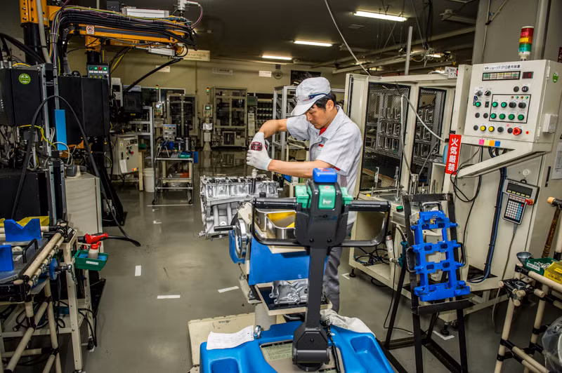 Những Takumi này phải tự tay lắp ráp 374 thành phần của cỗ máy thành một khối thống nhất.