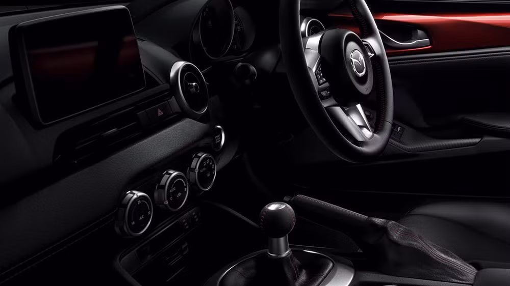 Nội thất của Mazda MX-5 tiếp tục theo đuổi triết lý vẻ đẹp đến từ sự tối giản vốn đang chi phối đa số cảm hứng thiết kế của nhiều sản phẩm ở thời điểm hiện tại.