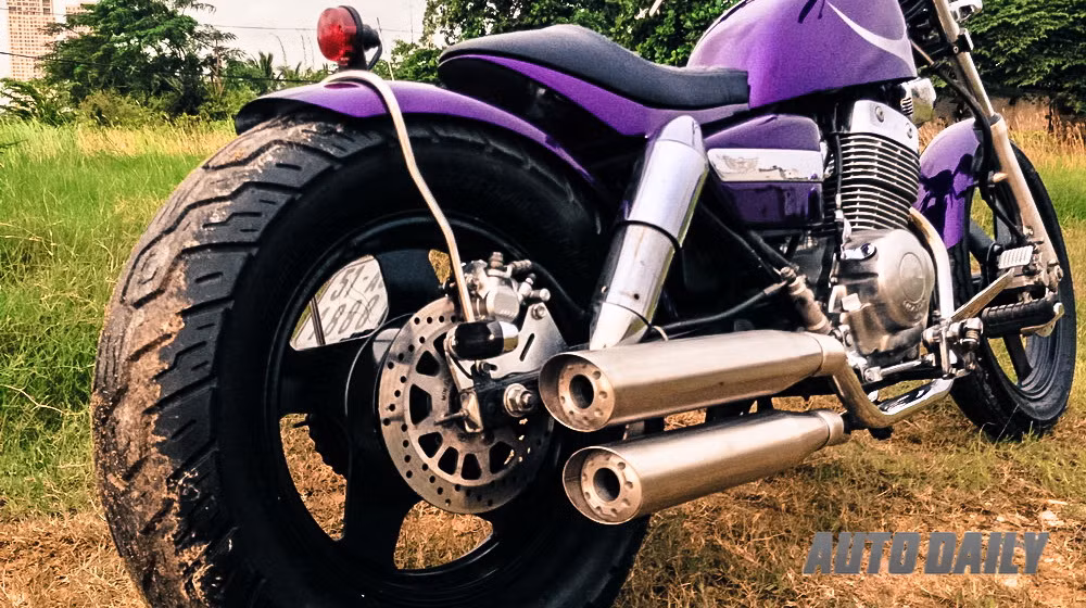 Những chiếc Bobber sẽ được cắt ngắn chắn bùn sau để khoe bánh xe to lớn ra bên ngoài, lược bỏ những chi tiết không mấy quan trọng như kính chiếu hậu, cốp hay ghế sau. Ảnh: Phanh đĩa sau, nguyên bản là phanh đùm của Honda Rebel 250.