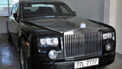 Chiếc xe Rolls-Royce Phantom siêu sang sở hữu tới 6 số 7 (77L7-7777) là của bà Dương Thị Bạch Diệp - Chủ tịch Công ty Diệp Bạch Dương, TP Quy Nhơn, tỉnh Bình Định. Xe theo đường hàng không về đến sân bay Tân Sơn Nhất (TP HCM) vào ngày 29/1/2008 với giá 21 tỷ đồng, được coi là chiếc Phantom đầu tiên về Việt Nam.