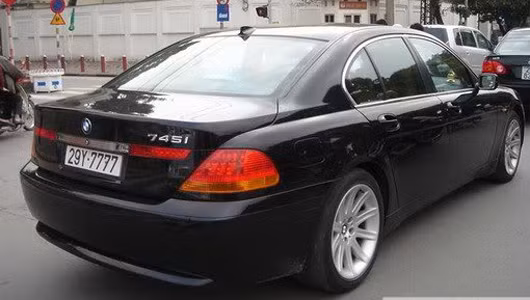 Biển tứ quý 7 ngoài độ đẹp về sự trùng lặp con số của sức mạnh, còn được dân "sành số" suy luận thành "tứ thất" (nghĩa là bốn mùa không mất). Ảnh: BMW 7 và biển số tứ quý 7.