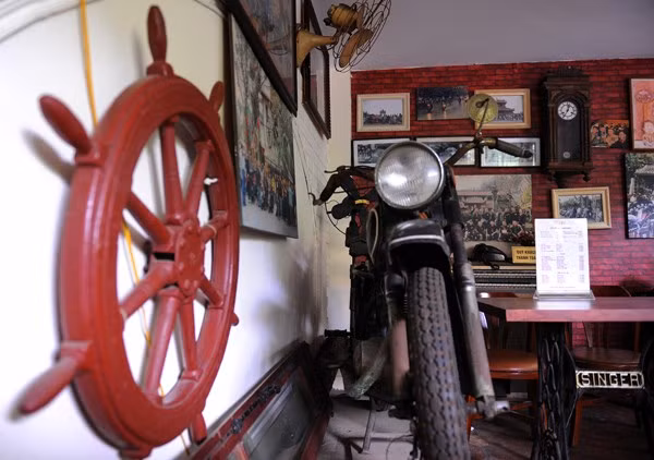 Tại đây, thực khách không chỉ được thưởng thức những loại cà phê mang hương vị cổ điển mà còn được đắm chìm trong niềm nhung nhớ, hoài niệm về những kỷ vật đã từng xuất hiện trong quãng đời thơ ấu của mình.