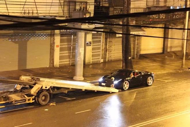 Siêu xe Ferrari 458 Italia màu đen được chuyển lên thùng xe vận tải. Ảnh: D1VN.