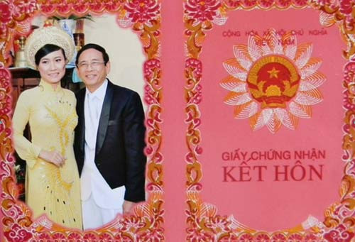 Lão đại gia Lê Ân - ông chủ Khu du lịch Chí Linh (tỉnh Bà Rịa - Vũng Tàu) nổi bần bật sau khi cưới cô vợ thứ 6 mới tuổi đôi mươi. Theo tuyên bố của ông Lê Ân, cả 6 bà vợ của ông đều còn trinh tiết và cô vợ thứ 6 - cô Mai Mai - chính là duyên trời với ông.