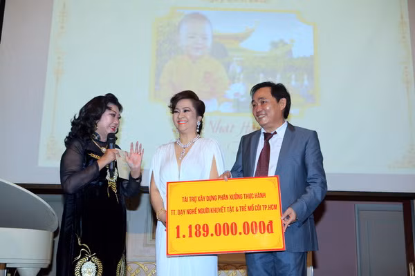 Vợ chồng ông Dũng cũng thích tham gia các công tác từ thiện.