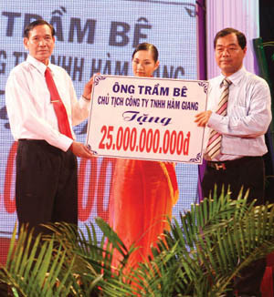 Cũng giống như các vị đại gia giàu có khác, ông Trầm Bê cũng thích làm từ thiện.