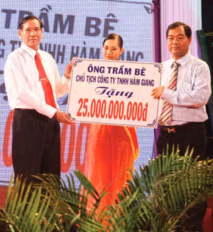 Cũng giống như các vị đại gia giàu có khác, ông Trầm Bê cũng thích làm từ thiện.