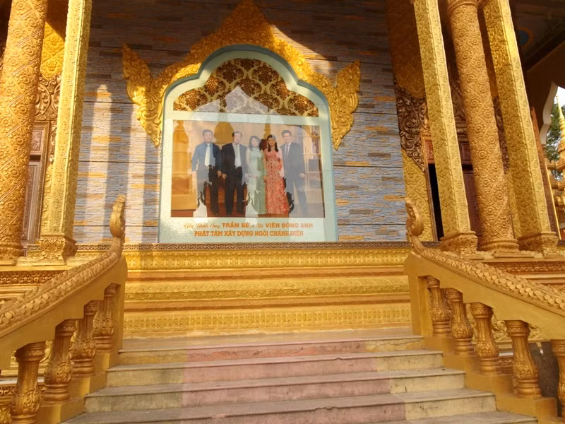 Trước đó, ông Trầm Bê từng gặp tai tiếng khi có thông tin ông treo ảnh mình và gia đình ở chính diện các ngôi chùa. Sự việc khiến ông Trầm Bê mệt mỏi một thời gian và sự thật thì không như người ta đồn thổi.