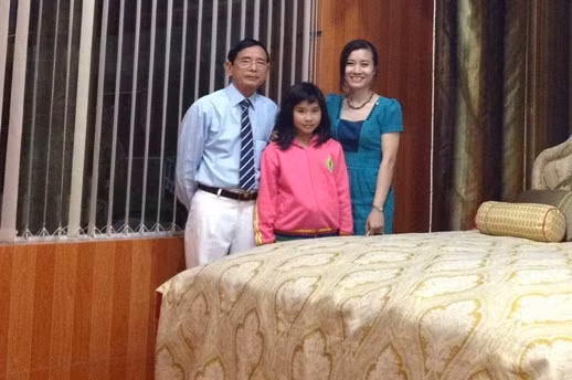 Ông Lê Ân cưng vợ trẻ hết mức, ông chi tiền tỷ mua xe sang cho vợ và mới đây ông chi tới 6 tỷ đồng để sắm giường hoàng gia hưởng tình già với người vợ trẻ kém ông hơn 50 tuổi.