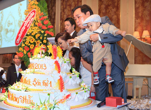 Không nhiều vợ như Lê Ân, đại gia Huỳnh Uy Dũng - ông chủ Khu du lịch Đại Nam (tỉnh Bình Dương) lại khoe về mình theo cách khác. Mới đây, ông Dũng gây choáng khi công bố sẽ chuyển toàn bộ tài sản cho con trai mới 1 tuổi.