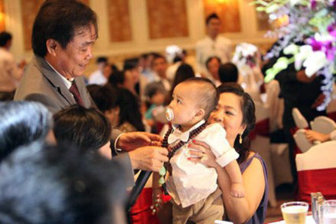 Tuy nhiên, theo lời ông Dũng, số tài sản này sẽ do con trai ông làm chủ sở hữu, còn ông cùng các thành viên hội đồng giám sát sẽ thực hiện việc thiện nguyện; không cá nhân nào được tranh chấp, đòi hỏi phân chia theo luật pháp.