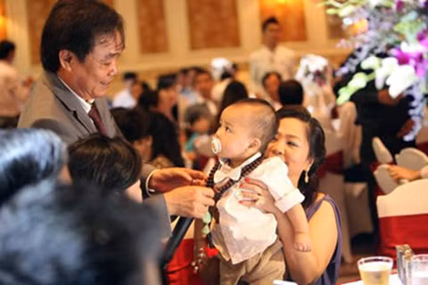 Tuy nhiên, theo lời ông Dũng, số tài sản này sẽ do con trai ông làm chủ sở hữu, còn ông cùng các thành viên hội đồng giám sát sẽ thực hiện việc thiện nguyện; không cá nhân nào được tranh chấp, đòi hỏi phân chia theo luật pháp.