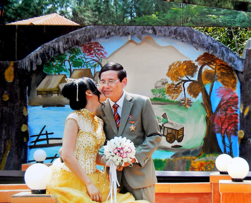 Lúc nào người ta cũng thấy ông Lê Ân tay trong tay với vợ trẻ cùng đi dạo, đi ăn tối, đi chơi.