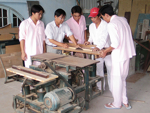 Lãi suất cho vay bằng lãi suất cho vay hộ nghèo theo từng thời kỳ do Chính phủ quy định. Lãi suất nợ quá hạn được tính bằng 130% lãi suất cho vay. Thời hạn cho vay tối đa là 60 tháng.