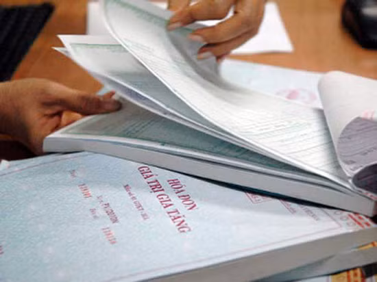 Thông tư 39/2014/TT-BTC hướng dẫn thi hành Nghị định 51/2010/NĐ-CP và Nghị định 04/2014/NĐ-CP của Chính phủ quy định về hoá đơn bán hàng hóa, cung ứng dịch vụ có hiệu lực thi hành từ 1/6. Thông tư quản lý chặt chẽ hơn doanh nghiệp được tự in hoá đơn, đặt in hoá đơn và mở rộng đối tượng mua hoá đơn của cơ quan thuế; trong đó có doanh nghiệp có rủi ro cao về thuế và doanh nghiệp có hành vi vi phạm về hoá đơn.