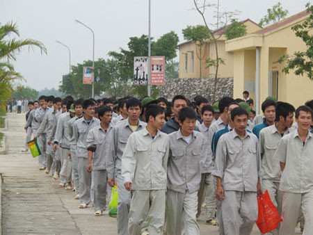 Từ ngày 15/6/2014, theo Quyết định 29/2014/QĐ-TTg của Thủ tướng Chính phủ, hộ gia đình và người nhiễm HIV, người sau cai nghiện ma túy, người điều trị nghiện các chất dạng thuốc phiện bằng thuốc thay thế, người bán dâm hoàn lương sẽ được vay vốn ưu đãi.