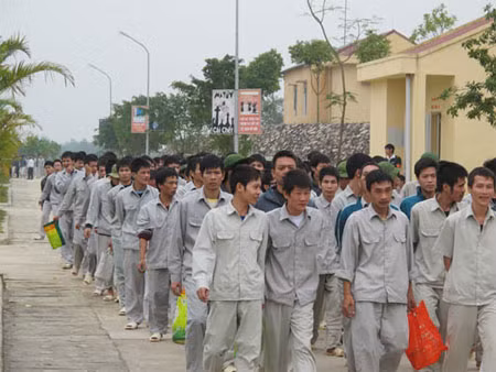 Từ ngày 15/6/2014, theo Quyết định 29/2014/QĐ-TTg của Thủ tướng Chính phủ, hộ gia đình và người nhiễm HIV, người sau cai nghiện ma túy, người điều trị nghiện các chất dạng thuốc phiện bằng thuốc thay thế, người bán dâm hoàn lương sẽ được vay vốn ưu đãi.