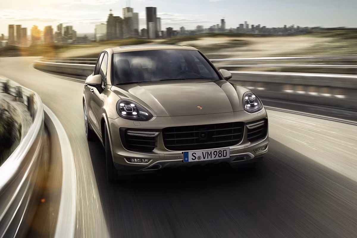 Phiên bản Porsche Cayenne Turbo là một trong những mẫu SUV mạnh mẽ nhất thế giới. Xe được trang bị động cơ V8 dung tích 4.8L có công suất 520 mã lực và mô-men xoắn 750 Nm tại vòng tua 6.000 vòng/phút. Phiên bản này có khả năng tăng tốc từ 0-100 km/h trong 4,5s và tốc độ tối đa đạt 279 km/h.
