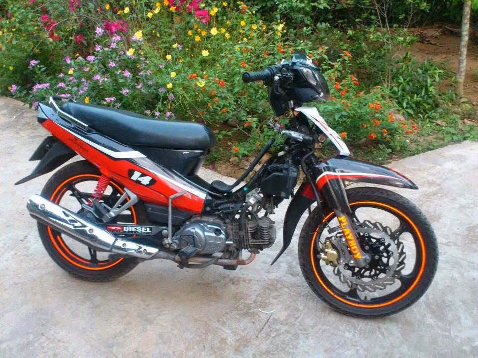 Xe được đánh số thứ tự 14, tháo tung bửng, gắn mác "playboy".