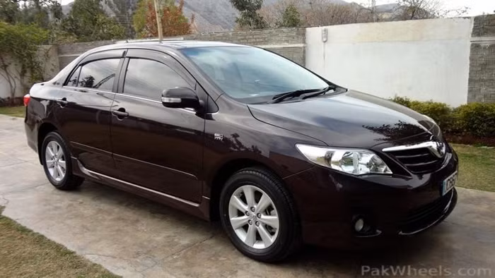 Thế hệ thứ 10 của Corolla Altis chào thị trường vào tháng 10/2006 với nhiều thay đổi về ngoại thất và kích cỡ. Thế hệ này của Corolla cũng tồn tại lâu nhất tới 7 năm (2006-2013).