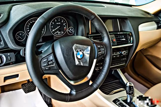 Màn hình trung tâm 6,5-inch được thiết kế nổi bật với 2 đường viền crôm cách điệu, bố trí hướng về người lái một góc 7 độ, giúp quan sát dễ dàng và thuận tiện. Cụm điều khiển trung tâm được thiết kế hài hòa. Nổi bật là cần số tự động 8 cấp với thiết kế đẹp mắt với các nút hỗ trợ vận hành và chuyển chế độ vận hành được viền crôm thể hiện đẳng cấp và tinh tế.