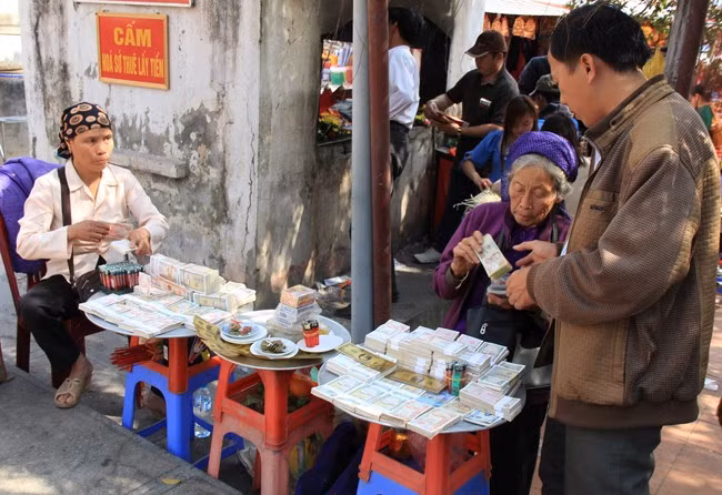 Dịch vụ đổi tiền lẻ cũng diễn ra công khai tại các cổng đền, chùa cho dù đã có lệnh cấm. Tỉ lệ đổi tiền chênh lệch khá lớn, “10 ăn 8” với tất cả các mệnh giá tiền.