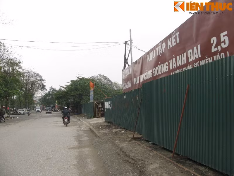 Một số chỗ đã được quây rào chắn bằng tôn để tập kết máy móc, nguyên vật liệu phục vụ thi công.