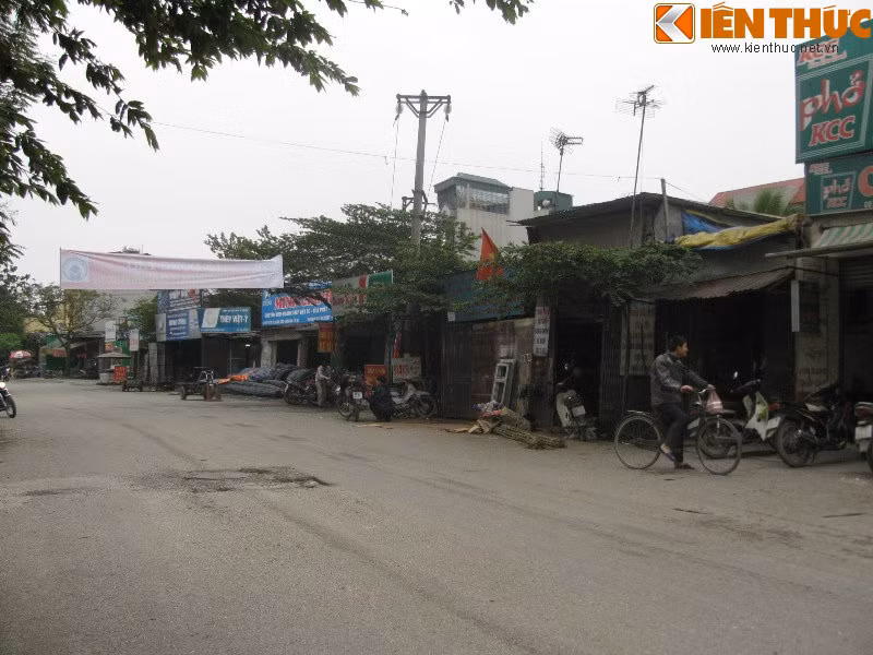 Khung cảnh nhếch nhác, tạm bợ trên đoạn đường chờ ngày giải phóng mặt bằng.