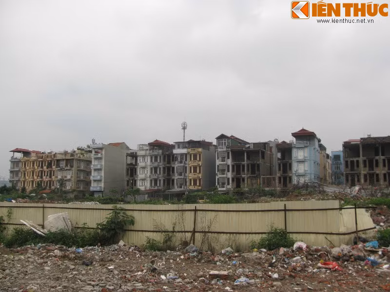 Đoạn đường cũng rất gần với Khu tập thể Bô Công an, trong đó có nhiều ngôi nhà chưa được hoàn thiện.