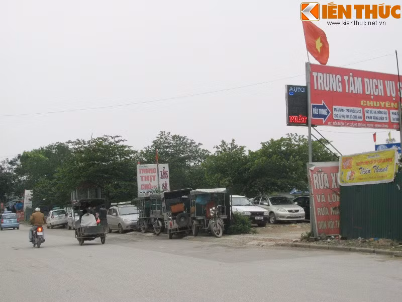 ... và các dịch vụ trông xe, sửa xe, rửa xe mọc lên như nấm, tranh thủ "kiếm ăn" chờ ngày giải phóng mặt bằng.